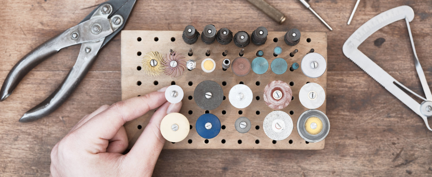 Outils utilisés pour la réalisation de bagues sur-mesure dans notre atelier de joaillerie de Paris